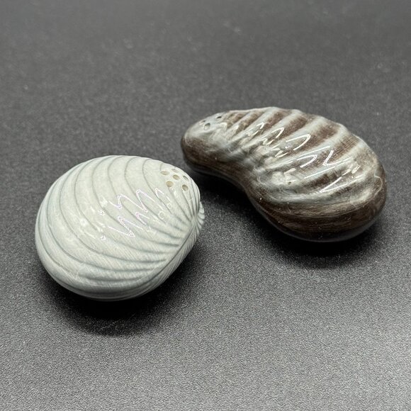 Novelty Sea Shells Salt and Pepper Shakers Clams - Picture 2 of 5